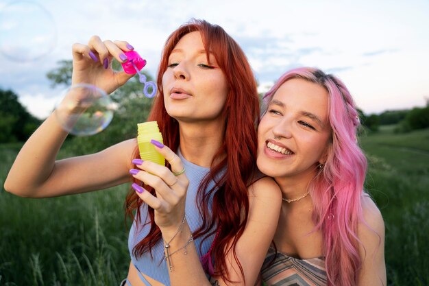 Mujeres jóvenes divirtiéndose en verano