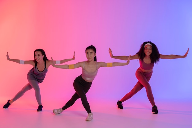 Mujeres jóvenes divirtiéndose en zumba