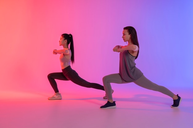 Mujeres jóvenes divirtiéndose en zumba