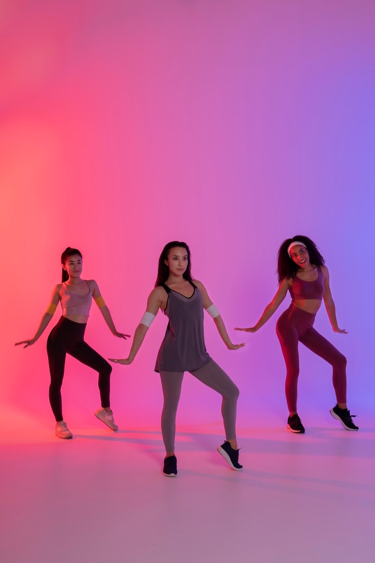 Foto gratuito mujeres jóvenes divirtiéndose en zumba