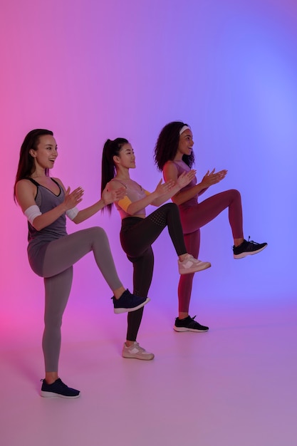 Foto gratuita mujeres jóvenes divirtiéndose en zumba