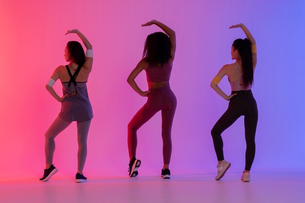 Mujeres jóvenes divirtiéndose en zumba