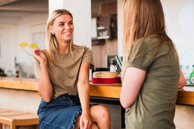 Mujeres jóvenes con estilo felices de verse