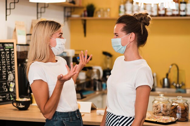 Mujeres jóvenes con estilo con máscaras faciales