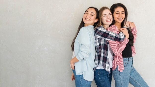 Mujeres jovenes felices que presentan en estudio