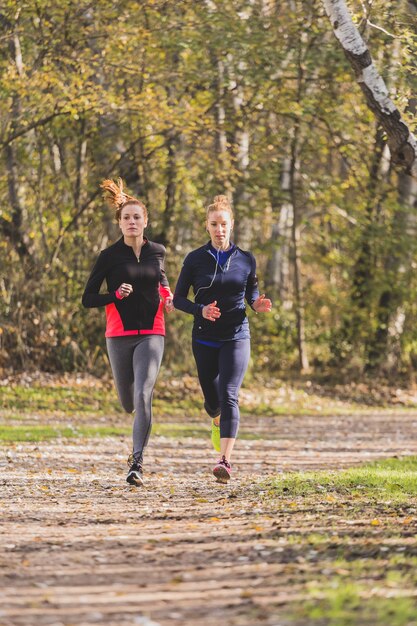 Mujeres jóvenes en forma corriendo al aire libre