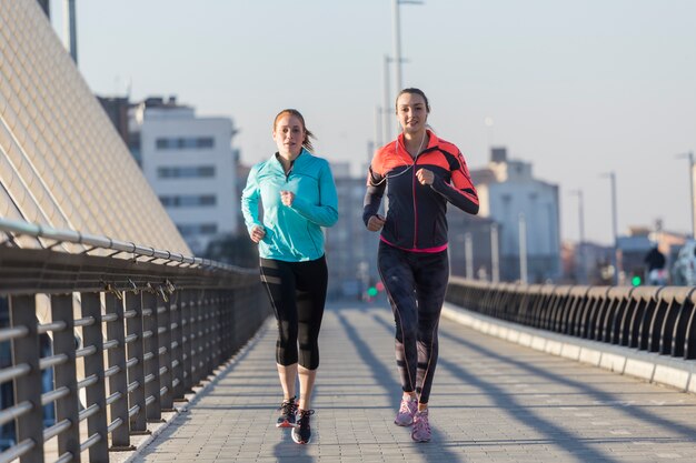 Mujeres jóvenes en forma corriendo