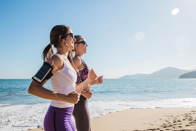 Mujeres jóvenes y en forma entrenando