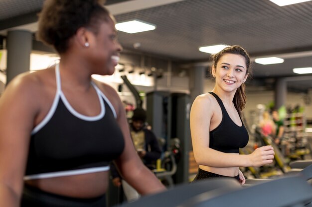 Mujeres jóvenes en el gimnasio trabajando