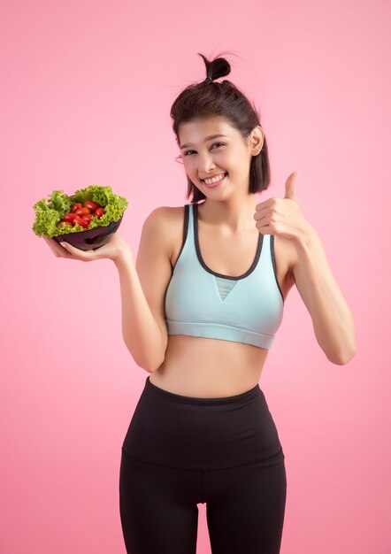 A las mujeres jóvenes les gusta comer verduras en una rosa.