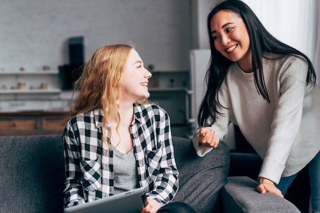 Mujeres jóvenes hablando en casa