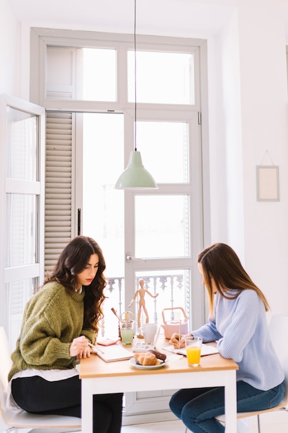 Mujeres jóvenes haciendo bocetos