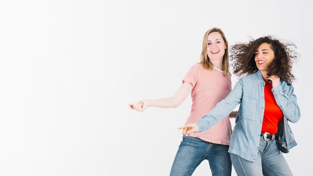 Mujeres jóvenes haciendo movimientos de baile activos