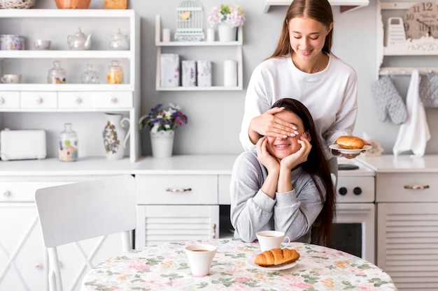 Mujeres jóvenes jugando en la cocina