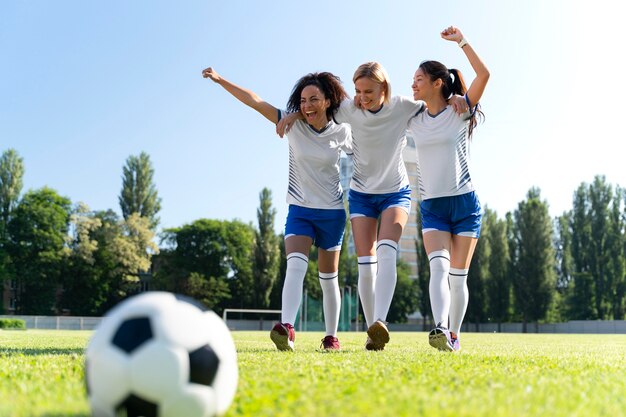 Mujeres jóvenes jugando en un equipo de fútbol