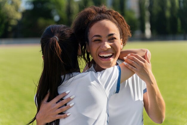 Mujeres jóvenes jugando en un equipo de fútbol