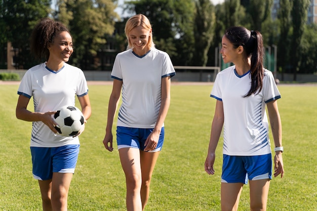 Mujeres jóvenes, jugar al fútbol