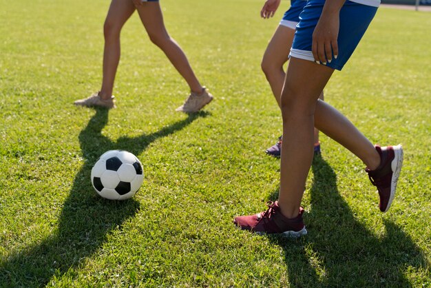 Mujeres jóvenes, jugar al fútbol