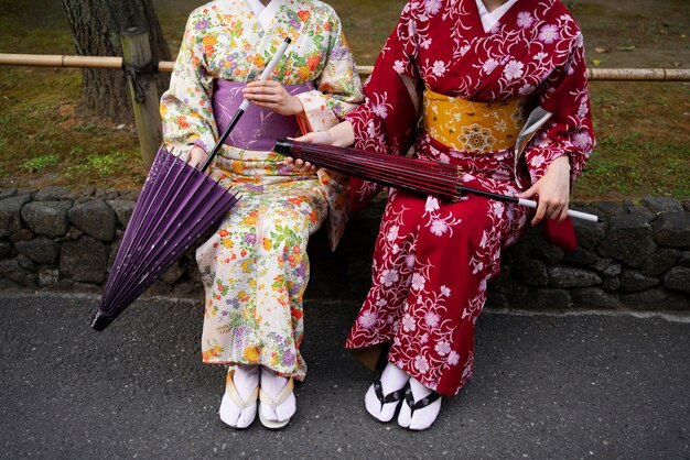 Mujeres jóvenes con kimono y wagasa