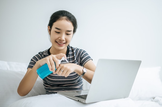 Las mujeres jóvenes se lavan las manos con gel para lavarse las manos.