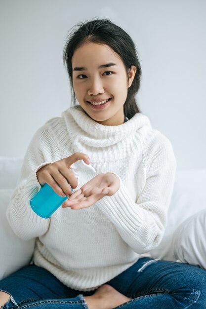 Las mujeres jóvenes se lavan las manos con gel para lavarse las manos.