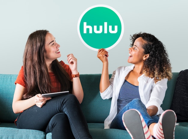Mujeres jóvenes mostrando un icono de Hulu
