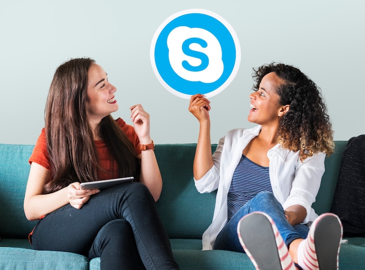 Foto gratuito mujeres jóvenes mostrando un icono de skype