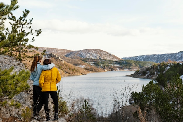 Mujeres jóvenes en la naturaleza