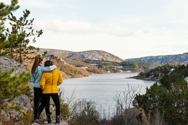 Mujeres jóvenes en la naturaleza