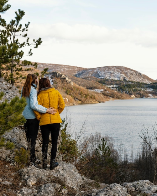 Mujeres jóvenes en la naturaleza