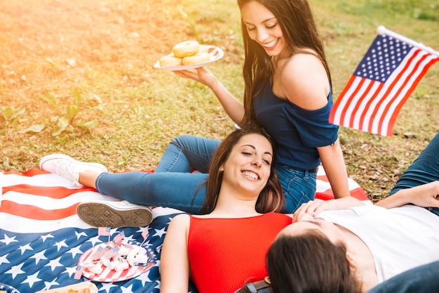 Mujeres jóvenes pasando tiempo en el parque