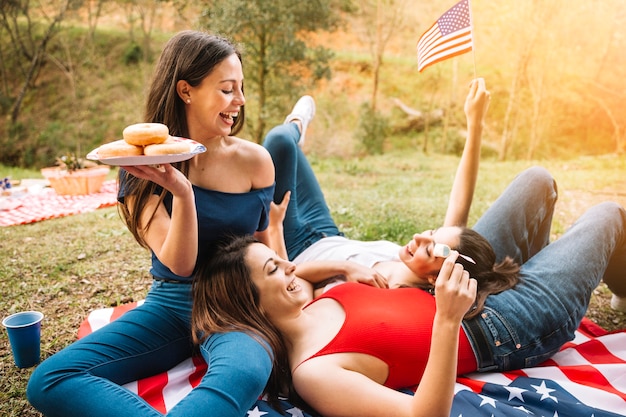 Foto gratuita mujeres jóvenes con picnic