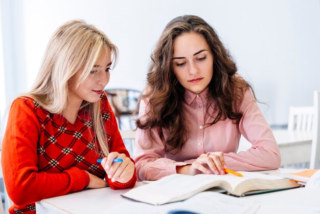 Mujeres jóvenes preparándose para el examen