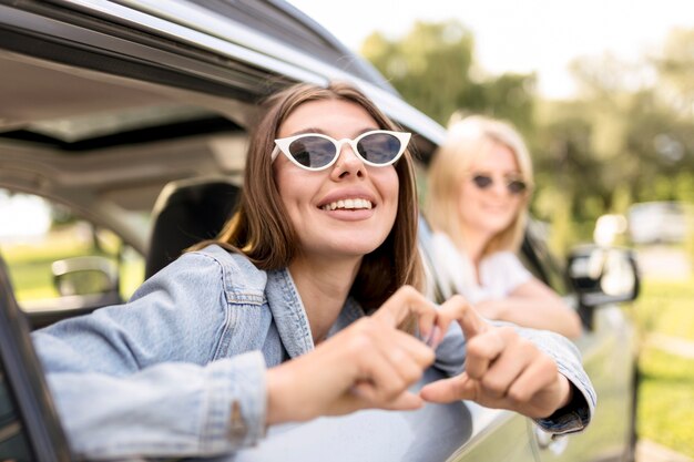 Mujeres jóvenes preparándose para un viaje