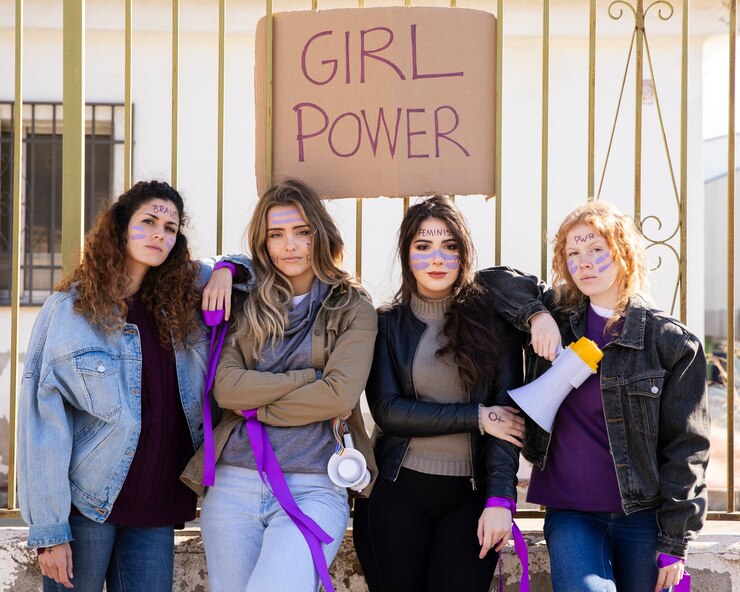 Mujeres jóvenes protestando juntas