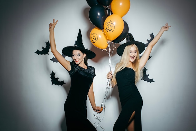 Las mujeres jóvenes que se divierten en la fiesta de Halloween