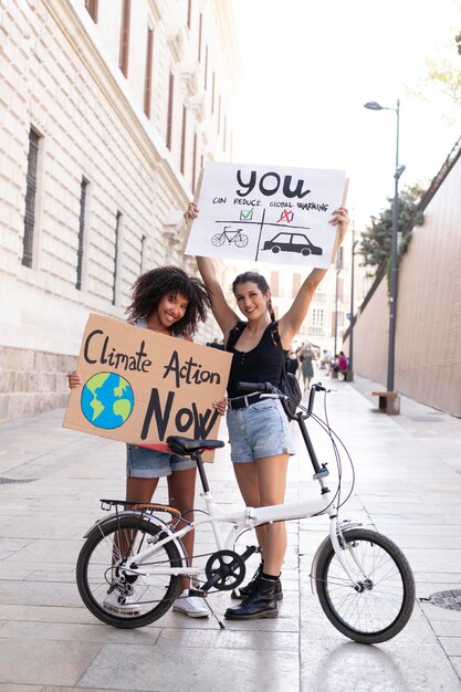 Mujeres jóvenes que protestan contra el cambio climático