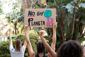 Foto gratuita mujeres jóvenes que protestan contra el cambio climático