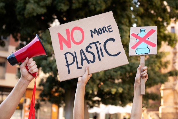 Mujeres jóvenes que protestan contra el cambio climático