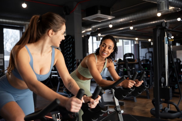 Mujeres jóvenes que toman parte de la clase de spinning