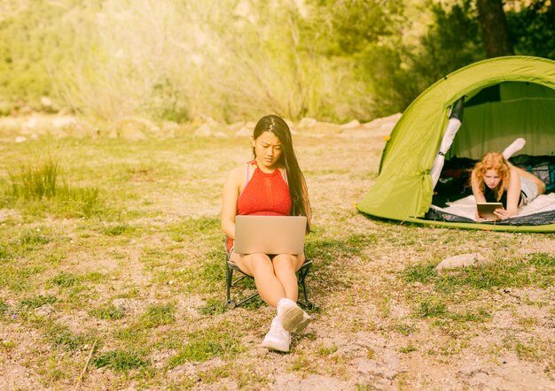 Mujeres jóvenes que usan aparatos al aire libre