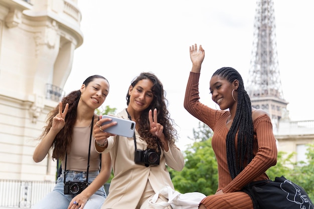 Mujeres jóvenes que viajan y se divierten juntas en París