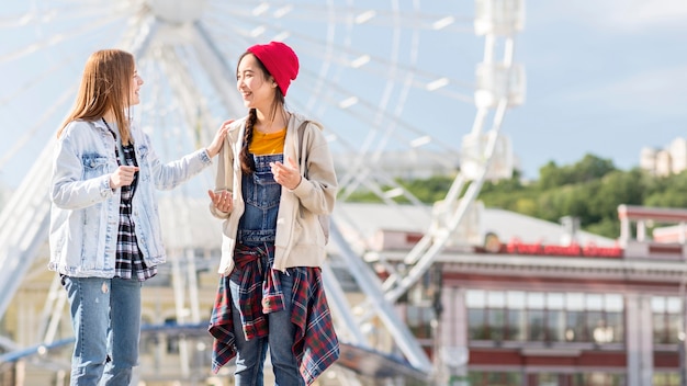 Foto gratuita mujeres jóvenes que visitan london eye