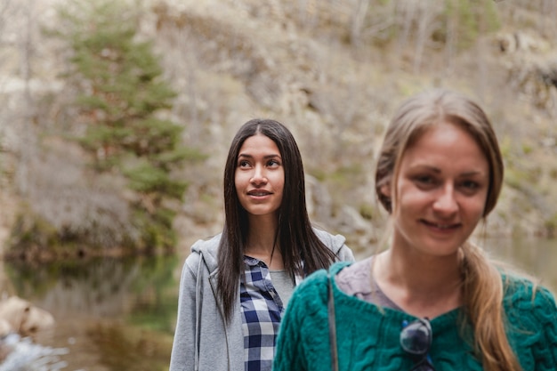 Mujeres jóvenes sonrientes al aire libre