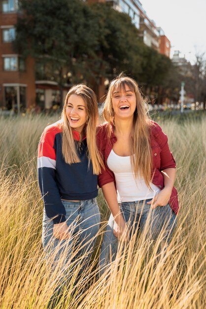 Mujeres jovenes y sonrientes en hierba
