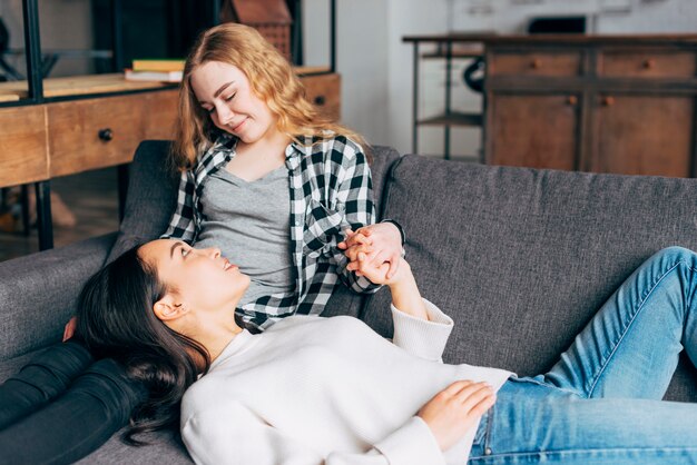 Mujeres jóvenes teniendo charla confiada