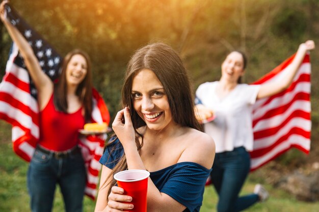 Mujeres jóvenes teniendo fiesta afuera