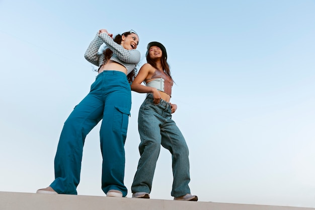 Mujeres jóvenes de tiro completo posando juntas