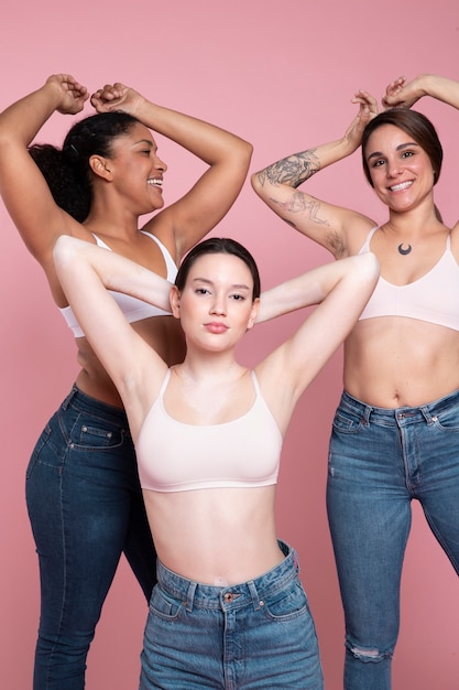 Mujeres jóvenes de tiro medio posando juntas