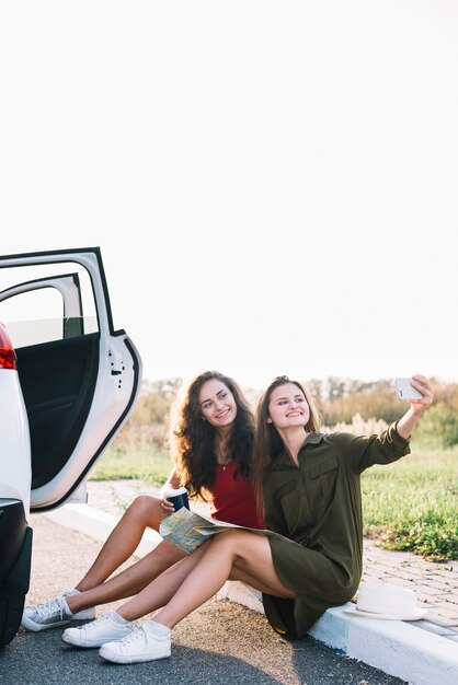 Mujeres jóvenes tomando selfie en frontera